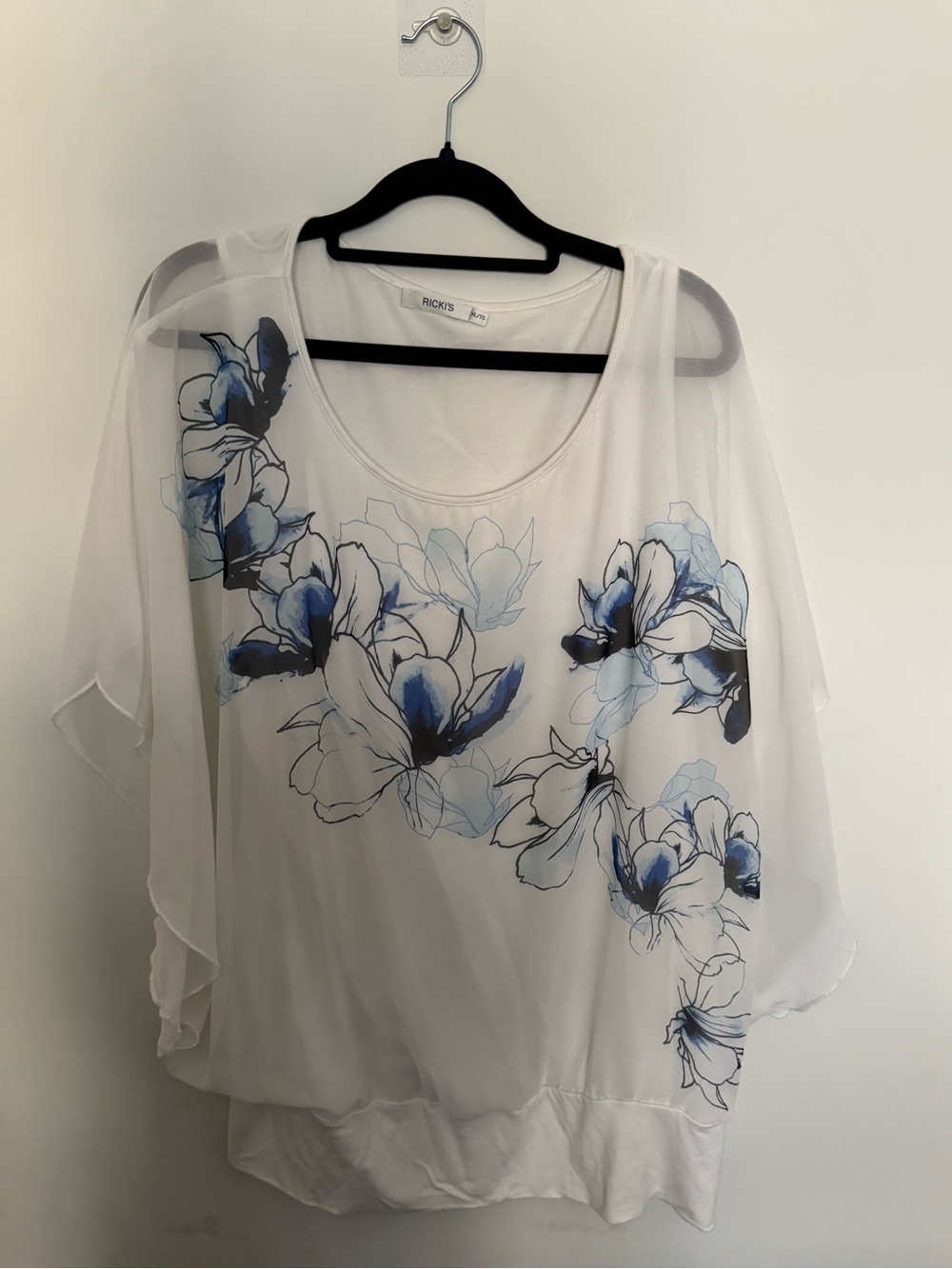 ✨4 for $25✨ Ricki’s Women’s XL White Blue Floral Chiffon Batwing Blouse